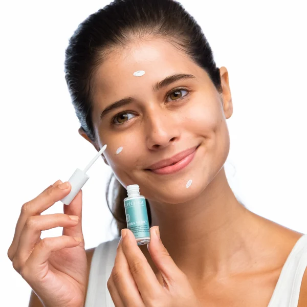 Nuori nainen levittää Repechage-ihonhoitotuotetta kasvoilleen. Tuotekuori korostaa tuotteen käytettävyyttä ja ihon kosteutusta.